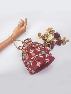 Zari Designer Raw Silk Potli Bags 2024 Ropa de boda/fiesta bordada con cuentas de cristal Resham Work y perlas - Product Image 2