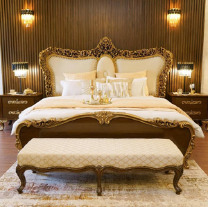 Lit luxueux rembourré en crème avec un cadre en bois sculpté noir et or. Le luxe disponible à prix de gros. - Product Image 2