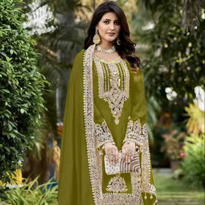 Loro color verde con Secuencia de cadena de trabajo y tela fuax Georgette en Damas Indias paquistaníes para festivales y fiestas - Product Image 1