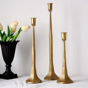 Candelabro de Metal Dorado Ecológico Hecho a Mano, Diseño Moderno de Alta Calidad, Personalizable para el Día de San Valentín o Cumpleaños - Product Image 3