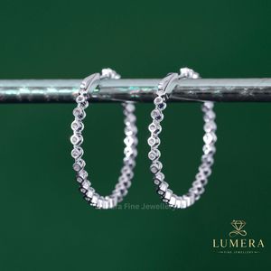 Pendiente de aro con diamante cultivado en laboratorio, engaste continuo de pavé con puntas compartidas, cierre de bisagra de oro macizo, para regalo - Product Image 3