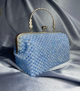Sac trapèze perlé de perles crème et or avec bord festonné et délicats accents de fleurs bleu clair, à prix de gros. - Product Image 5