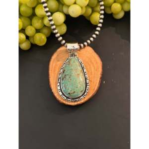 Pendentif Royston en turquoise et argent sterling, fabriqué par des artisans navajo, avec technologie de sertissage en clos. - Product Image 1