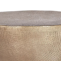 Table basse moderne de luxe en aluminium martelé Design rond et fin avec finition décorative dorée claire Utilisation personnalisée pour le salon