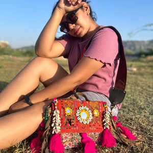 สินค้ามาใหม่ rajasthani แฮนด์เมดแท้ผู้หญิงชนเผ่าผ้าฝ้ายหลายสี Boho hippie หนังนิ่มพู่ห้อยกระเป๋า Banjara - Product Image 1