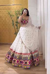 Navratri ผ้าเเท้เทียมแบบพิเศษเย็บตะเข็บที่สวยงามพร้อมกระจกจริง lehenga choli และ dupatta - Product Image 2