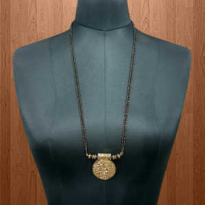 Kriaa Fine Chokers Collier 1503038 Perles Noires avec Plaqué Or Mangalsutra - Product Image 1