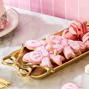 Plateau en métal doré moderne, artisanal et écologique, avec texture, passe au lave-vaisselle, pour la maison et l'hôtellerie - Product Image 1