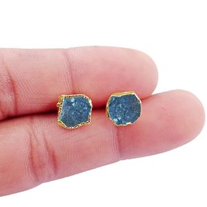 Clou brut en Apatite, pierre de naissance, or galvanisé, cristal de guérison, clou d'oreille - Product Image 3