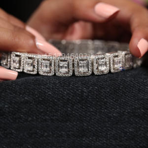 Disfrute de la Elegancia con esta pulsera con diamantes de moissanita en plata de ley 925 para agregar a su colección - Product Image 4