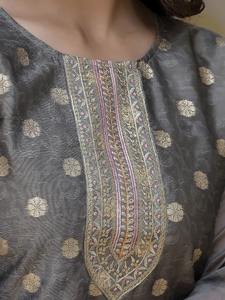 Kurta Droite en Soie Mélangée Brodée de Haute Qualité pour Femmes, Idéale pour le Quotidien ou les Festivals, Disponible pour la Distribution Mondiale - Product Image 4