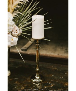 Candelabro de mesa de latón pulido elegante y adornado Diseño atemporal Soporte de vela con acabado dorado - Product Image 4