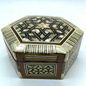 Boîte à bijoux personnalisable de luxe moderne, en bois fait main, avec incrustation de nacre et motif floral gravé, qualité export - Product Image 2