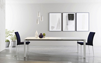 Table à manger rectangulaire minimaliste avec plateau blanc et pieds en métal noir, design moderne pour usage intérieur