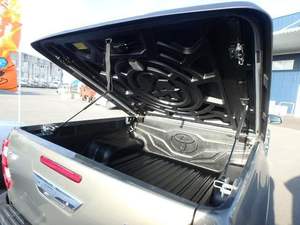 Toyota Hilux Z SUV 2023, boîte manuelle, moteur turbo diesel, sièges en cuir, jantes R16, intérieur foncé, à vendre - Product Image 5