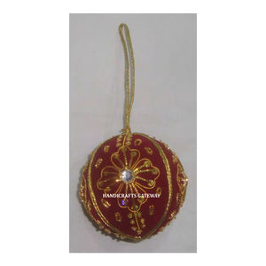 Ornement suspendu de Noël en forme de boule de matériau haut de gamme Zari doré avec travail perlé pour la décoration de la maison et de la fête d'anniversaire - Product Image 1