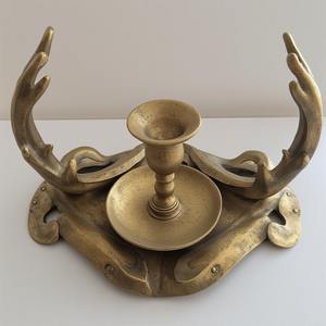 Bougeoir artisanal en corne coulée en aluminium avec finition patinée antique Détail artisanal conçu pour les intérieurs décoratifs - Product Image 3