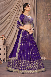 Vente à l'exportation Belle broderie en fil et paillettes Vichitra Lehenga Choli High Fashion Look disponible à la vente - Product Image 4