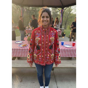 Veste en velours réversible Anaar Bloom, rouge cramoisi avec motifs floraux sauge et sable, manteaux automne-hiver, style universitaire, broderie Suzani - Product Image 6