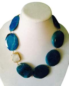 Colliers uniques en résine avec Pantone Mélanges d'aspect antique et motifs artistiques en émail Bijoux faits à la main pour femmes - Product Image 1