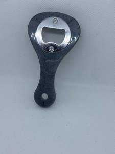 Ouvre-bouteille élégant en résine durable avec touche artisanale idéal pour ajouter un attrait décoratif aux cuisines et aux salles à manger - Product Image 3