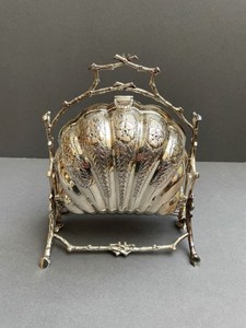 Argent Plaqué Biscuit Boîte Victorienne Pliant Clam Shell Bun Warmer Gravé Floral Design Branche Stand Vintage Vaisselle Décor - Product Image 2