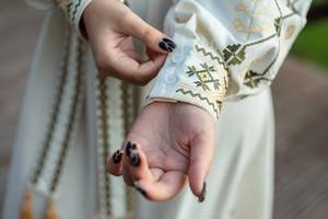 Boho Gothique Robe Brodée Lin Maxi Robe En Gros Vintage Look Blanc Robe Ukrainienne Avec Broderie Avec Gland Maxi - Product Image 3