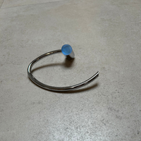 Aura Ring Porte-serviettes mural en acier chromé avec détail en verre bleu clair pour les salles de bain modernes élégantes et fonctionnelles