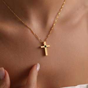 Collier pendentif croix émeraude pierre de naissance, collier croix émeraude en or, collier religieux personnalisé, cadeau pour elle - Product Image 1