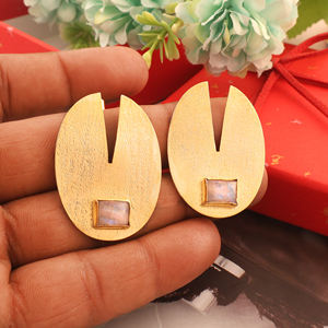 Boucle d'oreille en pierre de lune arc-en-ciel naturel design texturé boucle d'oreille arrière ovale pour les femmes boucles d'oreilles de déclaration de cocktail - Product Image 5