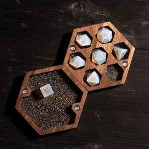 Ensemble de dés polyédriques DND en résine personnalisable et lumineux avec motif alphabétique peint à la main et boîte cadeau - Product Image 5