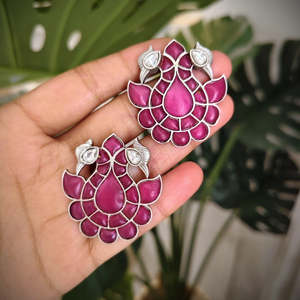 Boucles d'oreilles clous et créoles Huggie Tribal Tales Rose Paon, style religieux, tendance, en forme de fleur, serties en clos, avec Zircon, Rubis et Kundan - Product Image 1