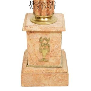 Elegante Pedestal de Mármol Rosa Salmón con Columna Acanalada y Relieve Ornamental de Latón - Product Image 5