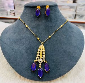 Ensemble de collier élégant en pierre doublet avec boucles d'oreilles assorties Bijoux de déclaration pour les occasions spéciales ou les cadeaux Ensemble minimal de luxe - Product Image 6
