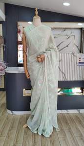 Saree en fausse georgette de haute qualité avec chemisier brodé Vêtements indiens et pakistanais de luxe à l'exportation disponibles à la vente - Product Image 6