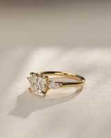 Bague en or 14 carats avec diamant de laboratoire taille coussin 1,50 carat VS1 certifié IGI, trois pierres et pierre poire latérale, idéale pour les fêtes, les propositions et les fiançailles