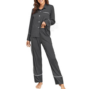 Traje de dormir ligero con tela elástica y corte relajado para ropa de dormir Traje de dormir de estilo clásico hecho de tacto suave - Product Image 1