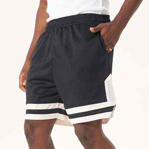 Shorts de basket-ball en maille noire personnalisés avec des rayures blanches et des panneaux latéraux, vêtements de sport à séchage rapide pour hommes, pour la salle de sport ou l'entraînement - Product Image 1