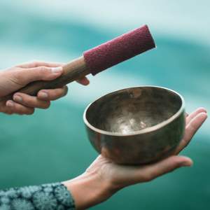 Cuenco para cantar de latón del Himalaya personalizado hecho a mano de la mejor calidad para meditación budista espiritual Material de Metal de madera para uso doméstico - Product Image 3