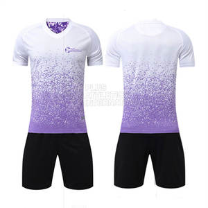 Ensemble de maillots de football avec tissu anti-transpiration et option d'impression du logo du club personnalisé uniforme de football personnalisé - Product Image 2