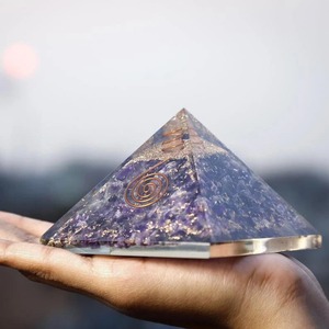Vente en gros de puces de cristal d'agate naturelle faites à la main Pyramide d'orgone Feng Shui Énergie Protection EMF Guérison spirituelle par améthyste - Product Image 4