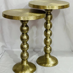 Mesa Auxiliar Clásica de Aluminio para Decoración del Hogar Tradicional y Moderna que Combina Estilo Atemporal con la Resistencia del Metal - Product Image 1