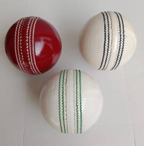 ลูกคริกเก็ตแบบแข็งสำหรับมืออาชีพสีแดงหนังแท้ - Product Image 3
