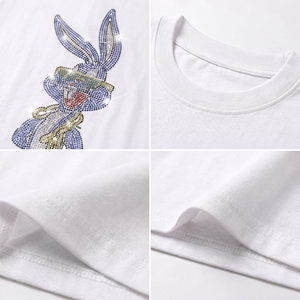 Camiseta Blanca para Hombre con Diseño de Personaje de Bugs Bunny con Pedrería, Manga Corta, Cuello Redondo, Estilo Urbano, Corte Cuadrado - Product Image 4