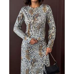 Chemisier en Lycra à imprimé léopard pour femme Topshow, vente en gros pour tous les jours et les soirées, chemisiers et chemises - Product Image 4