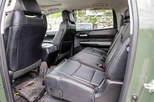 Toyota Tundra 2020, Color Exterior Verde, Color Interior Negro, Transmisión Automática, Estilo de Carrocería CAMIÓN, Motor 8 CILINDROS, MPG - Product Image 3