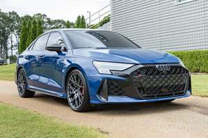 Audi RS3 2025, faible kilométrage, boîte automatique, direction souple, essence/électrique, état neuf - Product Image 3