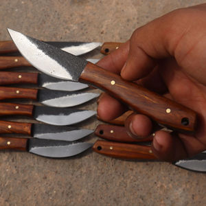 Couteau de chasse en acier au carbone haut de gamme avec manche en bois Couteau de chasse en acier damas forgé à la main personnalisé - Product Image 1