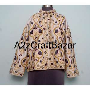 Veste en velours Suzani brodée à la main par des artisans, avec des rayures grises, fabriquée avec des matériaux de haute qualité et offrant un aspect Suzani - Product Image 1