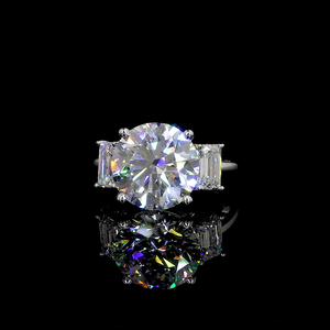 Anillo de tres piedras de oro blanco de 14K redondo y corte esmeralda elegante - Product Image 1